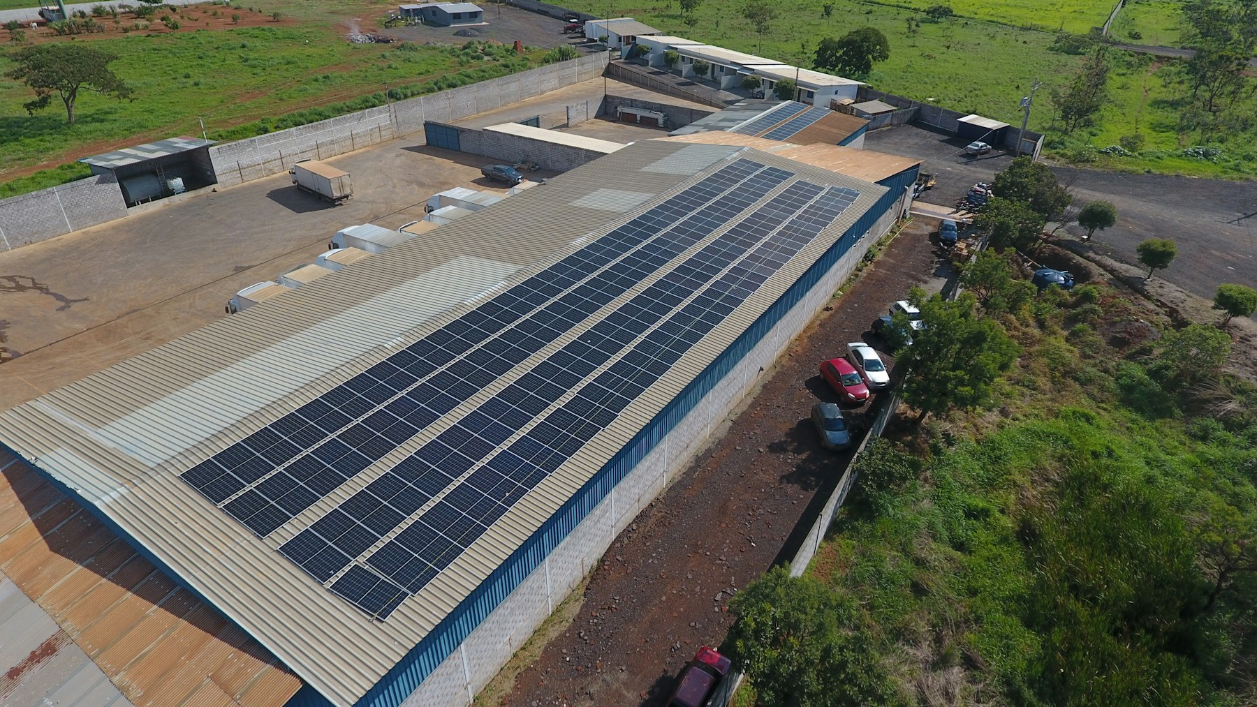 工場屋根の太陽光発電設備のイメージ