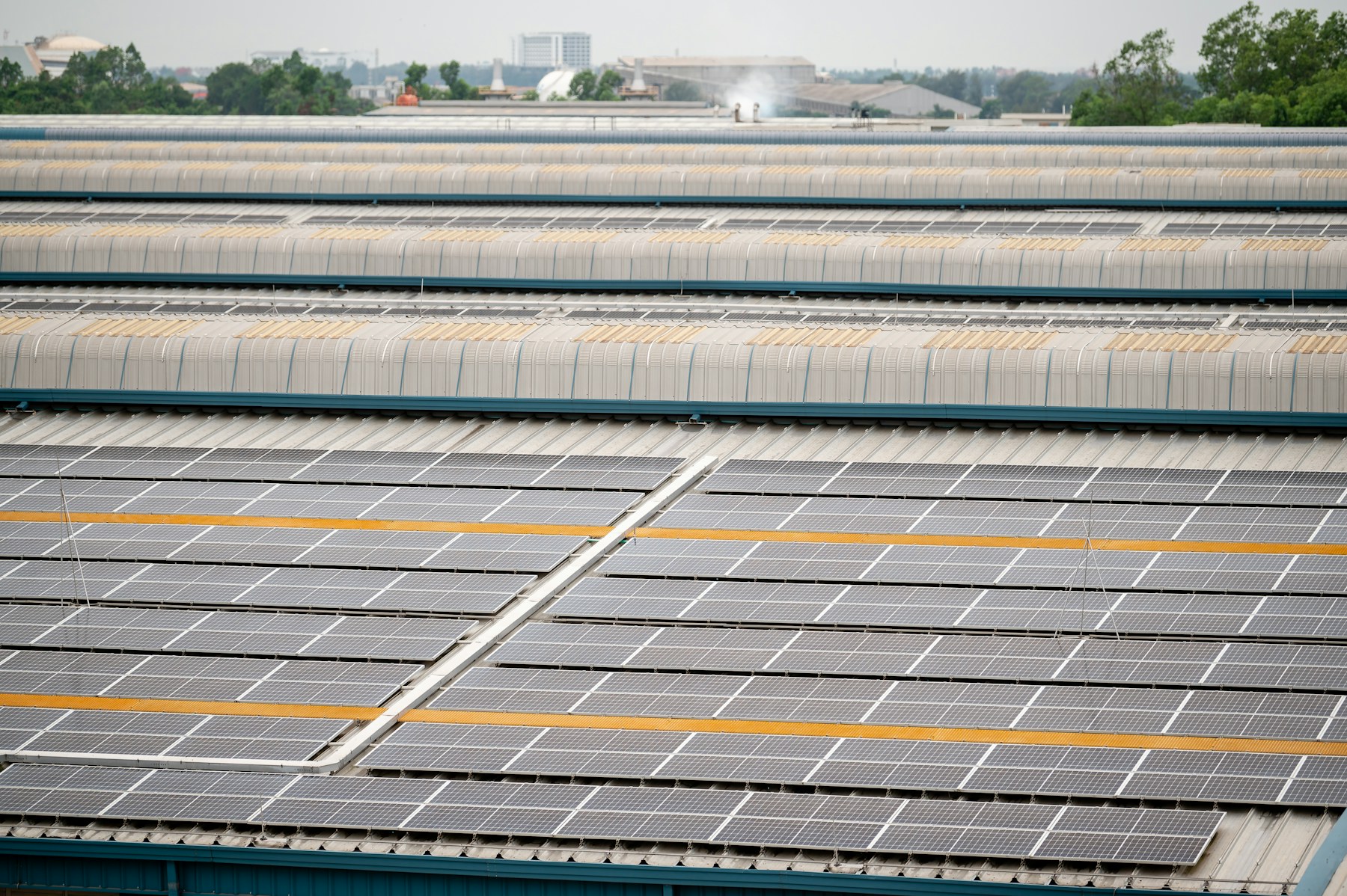 工場屋根の太陽光発電設備のイメージ